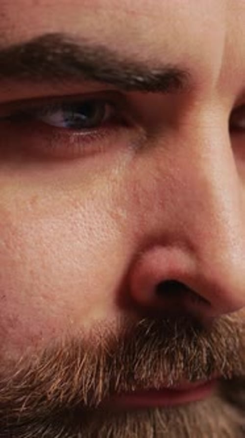 Un développeur se concentre fort tout en codant un gros plan extrême