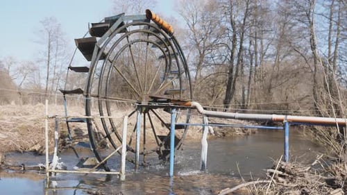 Alte Technologie der Wasserversorgung für die Bewässerung landwirtschaftlicher Felder