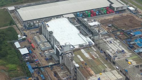 Foto de drone do data center em hiperescala construído para serviços de IA e nuvem em Jacarta
