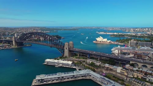 Vista aérea del puerto de Sídney que muestra el icónico puente del puerto y el paseo marítimo de la Ópera