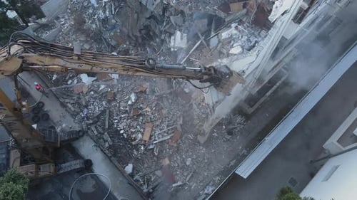 Vue aérienne du site de démolition et d'élimination des débris en cours