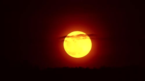 nuages en mouvement sur fond de lune