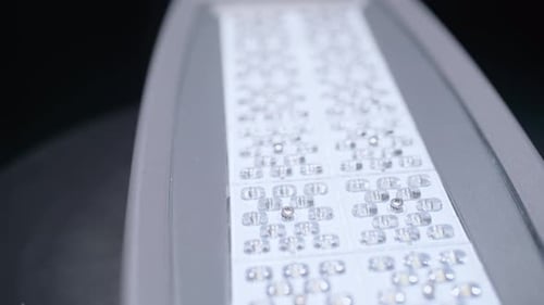 Langer LED-Projektor mit Dioden dreht sich im Dunklen Studio-Nahaufnahme