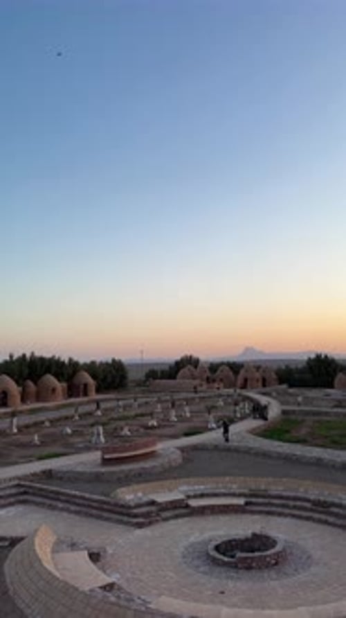 Observateur des étoiles en caravansérail et voyageur en Iran, paysage historique de montagne, désert traditionnel