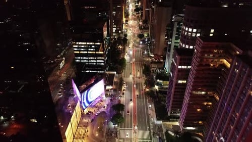 Paisagem aérea noturna da famosa Avenida Paulista em São Paulo, Brasil