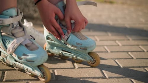 Gros plan de la sangle de réglage individuelle sur un patin à roulettes sous la lumière du soleil avec des baskets