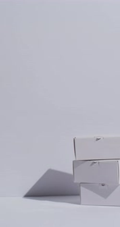 Vidéo verticale de boîtes en carton empilées avec espace de copie sur fond blanc