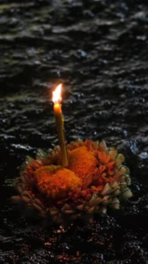Gros plan de l'homme lançant Krathong