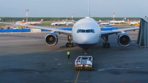 Traktor und Großraumflugzeug