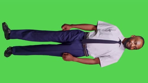 Vertikale Video-Frontansicht eines afroamerikanischen Geschäftsmannes, der im Studio posiert