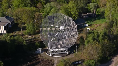 Vue aérienne du radiotélescope Dwingeloo dans la forêt hollandaise