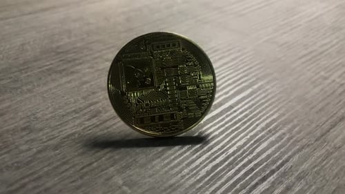 Reveler la face arrière du bitcoin avec de la lumière