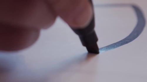 Person zeichnet in Zeitlupe von Hand Linie für Brief auf Schilderplakat