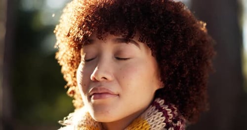 Respiração, ar fresco e mulher na floresta, férias ou bem-estar para um viajante na natureza, feliz ou calmo