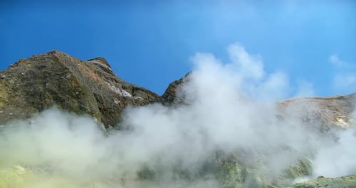 Rauch, der aus dem Schwefelvulkankrater aufsteigt, geothermische Aktivität