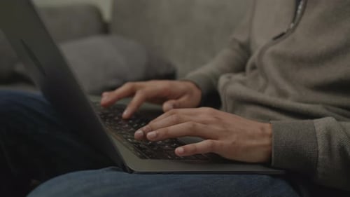 Schwarze Hände, die auf dem Laptop tippen, Nahaufnahme eines afroamerikanischen Mannes, der online arbeitet