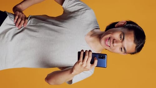 Vídeo vertical: cara amigável, positivo, falando em reunião de videochamada