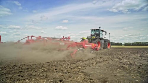 Tractor agrícola arando campos agrícolas para la producción de maíz en el campo