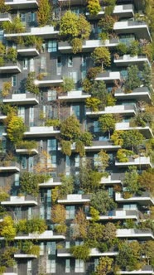 Edificio forestal vertical con exuberante vegetación y árboles integrado en la arquitectura moderna de Milán