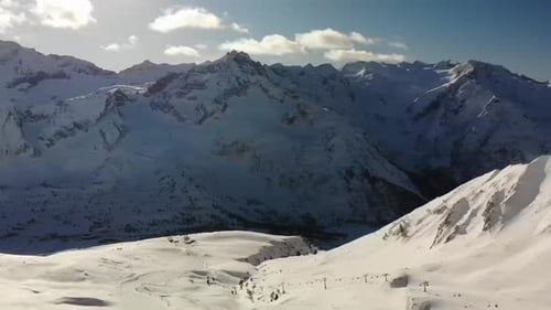 Vue panoramique sur la chaîne de montagnes enneigée