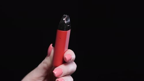 Schnes Mdchen raucht einen roten Vape-Pod mit austauschbaren Patronen auf schwarzem Hintergrund. Das Konzept, Stock-Filmmaterial Einschlielich: isoliert & nikotinersatz - Envato Schnes Mdchen raucht einen roten Vape-Pod mit austauschbaren Patronen auf schwarzem Hintergrund. Das Konzept, Stock-Filmmaterial Einschlielich: isoliert & nikotinersatz - Envato