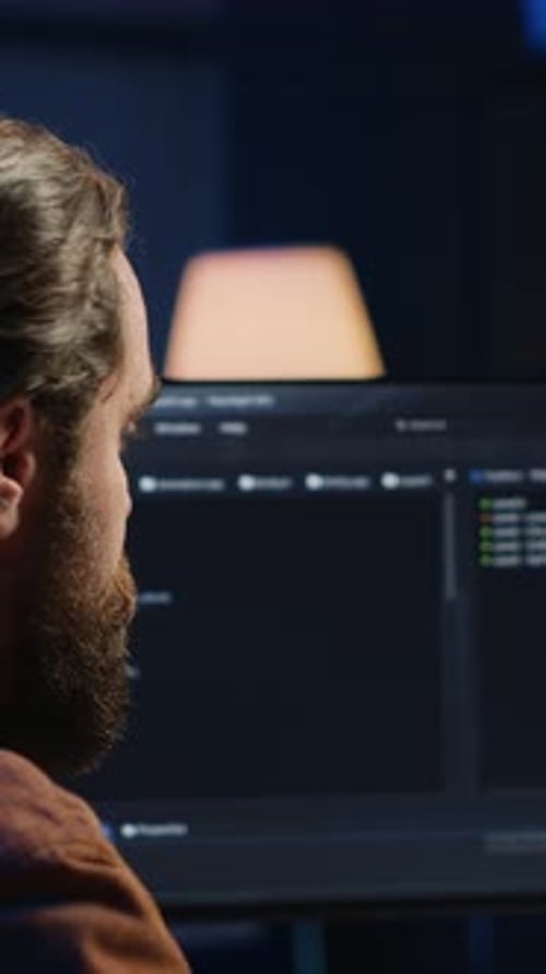 Entwickler überdenken Lösungen beim Programmieren während der Remote-Job-Shift