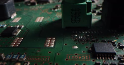 Makrokamera bewegt sich langsam über die Leiterplatte und zeigt Komponenten der Computer-Hauptplatine an