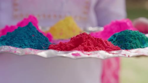Handaufnahme von Thali voller Holi-Farben