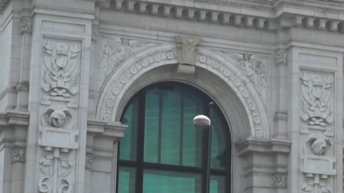 Tilt revela un primer plano del frente del famoso edificio del Banco de España en Madrid