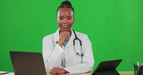 Santé, technologie et médecin, femme noire sur fond d'écran vert pour une consultation en ligne