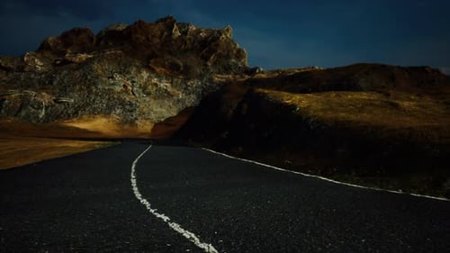 Camino junto al mar al amanecer