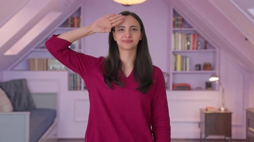 Stolze Inderin grüßt am Tag der Republik