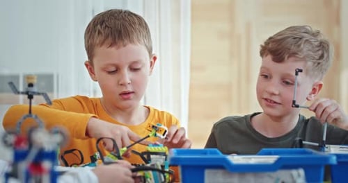 Bildung Kinder Technologie Wissenschaft und Menschen Konzept Zwei glückliche Kinder bauen Roboter bei Robotics