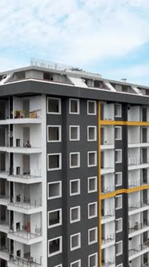 Informe vertical de progreso aéreo en la construcción de viviendas y mejoras en fachadas