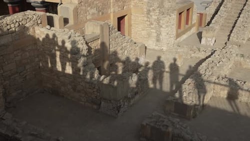 silhouettes d'ombres humaines sur un mur du site archéologique de Knossos, Grèce