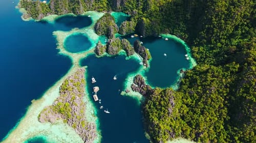 Cinématographie aérienne animée de haut en bas de l'île paradisiaque de Coron Palawan, Philippines