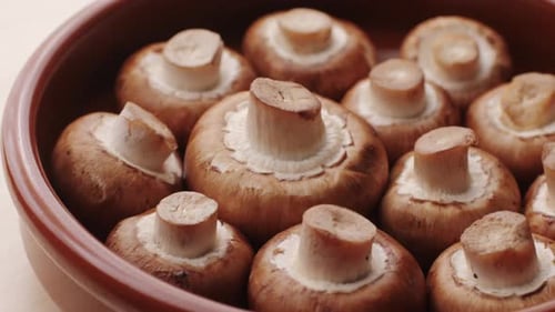 Champignons fraîchement cueillis sur la cuisine familiale en gros plan Texture d'un champignon brun Woman Cooking Tasty