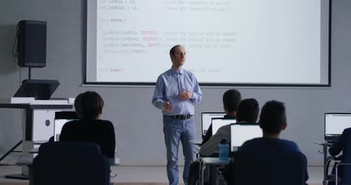 Programmier- und Programmierkurse für Kinder Professioneller Lehrer, der vor Schülern spricht