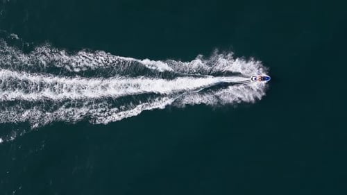 Luftaufnahme des Wasserscooters oder des persönlichen Wasserfahrzeugs oder des Skijet-Rennens durch die Meereswellen