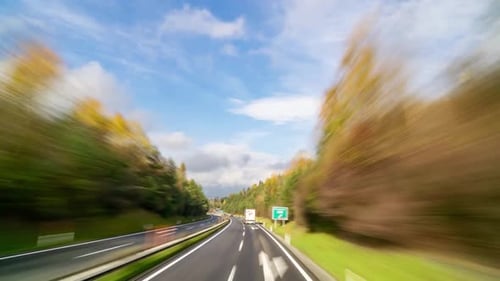 Timelapse de tráfico en la autopista alpina austriaca: escena diurna desde el punto de vista