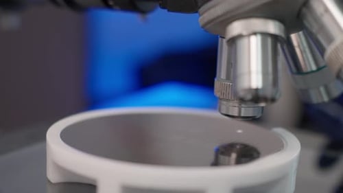 Nahaufnahme eines Mikroskopobjektivs, das bei hochpräzisen Halbleitern auf einen Siliziumwafer fokussiert