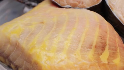 Frisches Störfischfilet auf dem Schreibtisch, Nahaufnahme, gebratenes, gesundes Essen, Konzept, Koch bereitet sich auf das Kochen vor