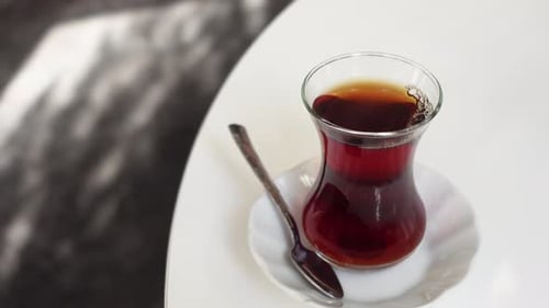 Traditioneller türkischer Tee auf weißem Tisch