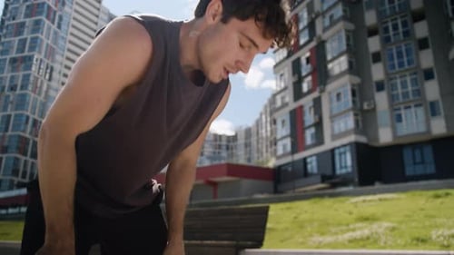 Un sportif caucasien termine une course complète en ville, respirant, sensation de fatigue, étouffement