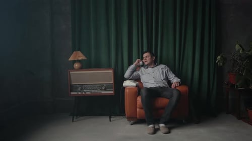 Agent parlant par un ancien téléphone fixe