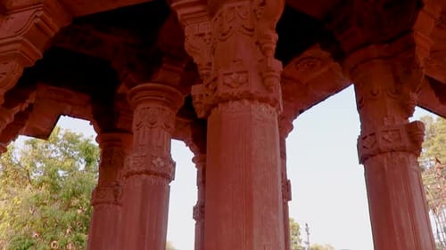 architecture d'un ancien temple hindou en pierre rouge sous un angle unique le jour