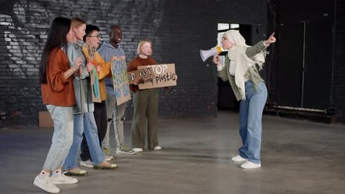 Un groupe de jeunes qui protestent contre la pollution de l'environnement et le réchauffement climatique