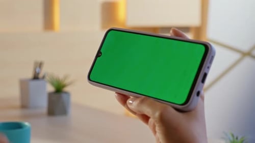 Maquete horizontal de celular com toque de dedo ativando o aplicativo on-line em casa Closeup