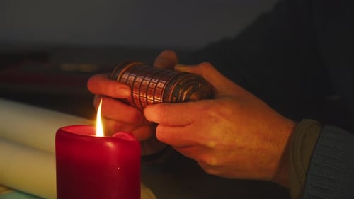 Des mains aux chandelles tentent de débloquer Cryptex, une scène de décryptage de code pleine de suspense