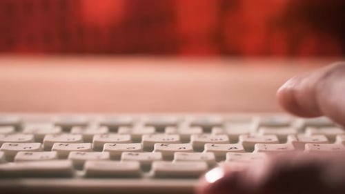 Die Frau, die Text auf der Computertastatur tippt, extreme Nahaufnahme